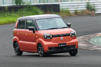 「小さい電池でたくさん走る」をキーワードに開発された「eスカイ」。車体、eアクスル、空力と各所に内燃機関の軽自動車開発で培ったノウハウが投入されており、97Wh/kmという優れた電費性能を実現している。