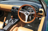テスト車はタンカラーの内装色やナルディのウッドステアリングなどが特徴の「Vスペシャル」。デビュー翌年に登場した上級グレードである。