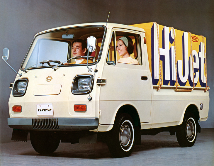 1968年にフルモデルチェンジし、車名からキャブがとれた「ダイハツ・ハイゼット」(写真はドアが後ろヒンジから前ヒンジとなった翌年以降のモデル)。当時流行していた角形ヘッドライトをキャブオーバー型軽トラで初めて採用した。2ストローク2気筒エンジンは初代の途中で水冷化されている。