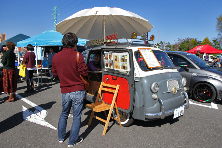 「フィアット600ムルティプラ」を移動販売車に使った、その名も「ムルチカフェ」。時に行列ができるほどにぎわっていた。