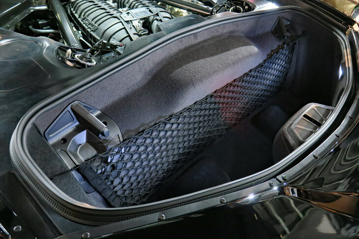 ミドシップのスポーツカーでありながら、十分な積載性を備えているのもC8の魅力。リアトランクにはゴルフバッグも積めるという。ただ、冷却システムの配置や排気の取り回しなどの都合で、内部が温かくなってしまうのが弱点だ。