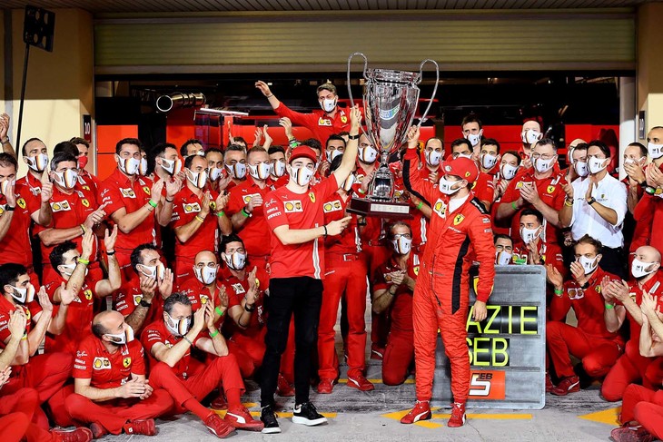 フェラーリは、最高2位を含む表彰台3回、コンストラクターズランキングは昨季の2位から6位に転落。今年、前人未到の1000戦目のメモリアルを迎えたが、その華々しい歴史の中でもひときわ厳しい一年を過ごした。セバスチャン・ベッテル(写真右)は、チームから来季の契約更新オファーをもらえず、すっかり心が折れてしまったか、終始精彩を欠き、13戦連続で予選Q3に進めず、ドライバーズランキングでもシャルル・ルクレール(同左)の8位に対し13位と沈んだ。ベッテルはマラネロとの6年間に終止符を打ち、来季は新生アストンマーティンへ。最終戦ではルクレールがベッテル仕様のヘルメットをつけ、これまでの功績にリスペクトを示した。(Photo=Ferrari)
