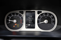 内外装の造形と同じく、メーターパネルもカドのとれた四角と丸の組み合わせでデザイン。コンベンショナルな機械式の2眼メーターとモノクロのインフォメーションディスプレイの組み合わせだが、視認性は悪くない。