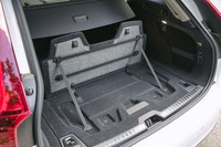 荷室の容量は5人乗車時で560リッター。跳ね上げ式の仕切り板を活用すれば、少ない荷物でも安定させることができる。