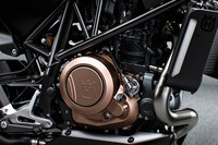 エンジンは単気筒OHCでありながら、吸排気合わせて4本のバルブと2本のスパークプラグを持つ、凝った作りが特徴。重量は単体で43.4kgに抑えられている。