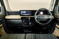 新型「デリカミニ」のインテリア。Googleのインフォテインメントシステムなどの高価な装備を採用しているが、その代償(?)としてパドルシフトやマイルドハイブリッドなどが省かれている。