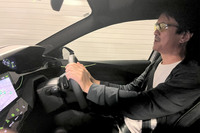 首都高に乗り入れると、「408 GTハイブリッド」は水を得た魚のごとく、生き生きと走り始めた。回生ブレーキが利くので、首都高ではめちゃくちゃ走りやすい。ゴー・ストップや車庫入れがなけりゃ、ぜんぜん気持ちよく走る。