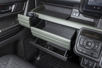 助手席の前方は収納ずくめ。上からオープントレイにインパネボックス(ティッシュボックスが入る)、そしてグローブボックスがレイアウトされる。