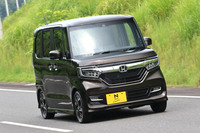 「カスタム」には9灯式のフルLEDヘッドランプや、同じくフルLEDのリアコンビランプ、軽自動車初となるシーケンシャル式ウインカーなどが装備される。