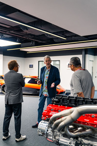 コスワースと共同開発の3.9リッターユニットを前に。氏にとって自然吸気の12気筒以外の選択肢はなかったという。