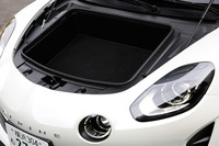 フロントのボンネット下には、容量100リッターのラゲッジスペースが確保される。