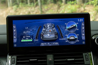 センターディスプレイの「マルチテレインセレクト」画面。選択中のドライブモードや、副変速機/デフロックの状態、車両の姿勢などが一目でわかる。