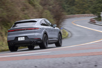 S字カーブを行く「カイエンSクーペ」。超ヘビー級のSUVながらワインディングロードでの軽快な走りはさすがポルシェだ。