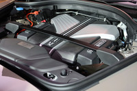 6.75リッターV12エンジン。最高出力571PS、最大トルク850N・mを発生する。