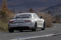 ルーフやボンネット、リアディフューザーなどはすべてカーボン製。リアウィンドウもカーボンのパネルに置き換えられている。