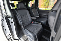 「S-Z」の2列目キャプテンシート。左右席の間にはドリンクホルダーやUSB Type-Cポートなどを備えた折り畳み式テーブルを装備。オプションでシートヒーターやオットマン、角度調整機能付きアームレストも追加できる。