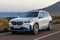 フル電動モデル「iX1」のエクステリアは、ブルーの差し色でドレスアップされている。