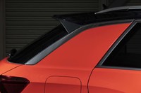 Cピラーを前傾させることでボディー全体をクーペのように見せている。