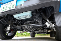 現行モデルからフロントはダブルウイッシュボーンに変わったが、リアは依然としてリジッドのままだ。