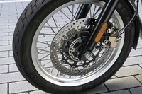 クラシカルなムードを醸し出すスポークホイール。シングルながら、ディスクブレーキが組み合わされる。