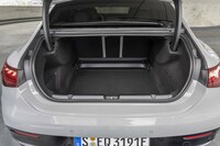 荷室のフロアは開口部よりも狭まっており、5人乗車時の容量は、このクラスにしては小さい430リッターにとどまる。