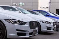 低走行・高品質の認定中古車が展示される。元デモカーや元社用車が在庫の8~9割を占めている。