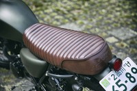 タックロール仕上げのシート。カラーはビンテージ感のあるブラウンがチョイスされている。