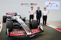 TOYOTA GAZOO RacingとMoneyGram Haas F1 Teamが協力関係を結ぶことに合意し、2024年10月11日に基本合意書を締結したと発表した。発表会場にはMoneyGram Haas F1 Teamの小松礼雄代表(写真左)とトヨタ自動車の豊田章男会長(同中央)、GAZOO Racing Companyの高橋智也プレジデント(同右)が登場した。