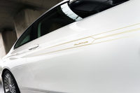 「アルピナ・デコセット」と呼ばれる、アルピナ伝統のデコレーションストライプ。シルバーとゴールドの2色が用意される。