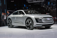 2017年の上海モーターショーでお披露目された、アウディの電気自動車「e-tronスポーツバック コンセプト」。2019年の発売が予定されている。
