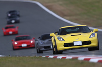 富士スピードウェイの本コースを行く「シボレー・コルベット」。GMジャパンがドライビングセミナーを主催するのは、これが初となる。