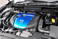 スカイアクティブD 2.2を搭載した「CX-5」のエンジンルーム。(写真=池之平昌信)