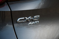 テールゲートに装着された「CX-8」のバッジ。FFと4WDの両方の駆動方式が用意されるCX-8だが、2.5リッターガソリンターボ車については、4WD車のみの設定となっている。