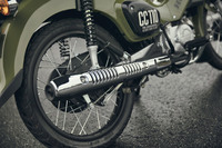 真っすぐ後方に伸びたエキゾーストパイプには、クロームのヒートガードが装着されている。