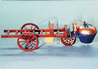 世界初の“自動車”とされるキュニョーの砲車。車名の通り大砲を運ぶ車両として開発されたものだ。フロントの1輪が駆動と操舵の両方を受け持つ設計だったが、操縦性が悪く、テスト走行中に壁に激突。そのまま廃棄されてしまったという。(写真=トヨタ博物館)