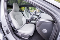 フロントシートには電動調整機構とヒーターを内蔵。表皮には再生素材を用いたファブリックが用いられる。