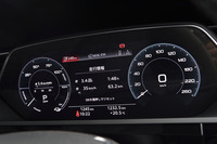 12.3インチのフルデジタルメーター「アウディバーチャルコックピット」を標準装備。スピードメーターやパワーメーターの大きさのほか、充電や回生システムといったEV走行情報の表示をステアリングホイールのスイッチで簡単に変更できる。