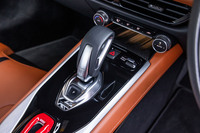 最高出力365PSのAMG製2リッター直4ターボ「M139」に8段DCTが組み合わされる。注意深く観察しないとシフトアップに気づかないほど変速はシームレス。パワートレインの滑らかな動きも印象的だった。