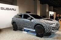 新しいハイブリッドシステムを搭載した試作車。4WD車にはリアモーター方式の電動4WDではなく、プロペラシャフトで駆動力を伝達する機械式4WDを採用するという。