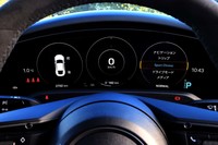 ポルシェ伝統の5連メーターを想起させるフル液晶メーターパネル。中央の“3眼”部分の表示内容はカスタマイズが可能。