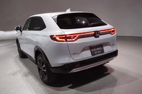 リアまわりは、ひとつながりになったコンビランプが特徴。