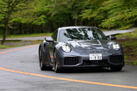 パワーユニットには、「GTS」のそれと基本を同じくする3.6リッター水平対向エンジンを搭載。ただしこちらは、新開発のタービンとコンプレッサーを備えた電動ターボチャージャーを2基搭載している(GTSは1基)。