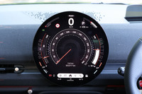 直径240mmのタッチ式大型円形ディスプレイをダッシュボードセンターに配置。速度やバッテリー残量のほか、カーナビの地図、インフォテインメントの作動など、各種情報が表示される。写真は「Go-Kart」モードを選択した様子。