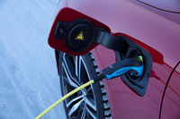 リチウムイオンバッテリーの蓄電量は10.4kWh。EV走行距離はNEDC計測で48~49kmとされている。