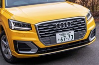 アウディのアイデンティティーであるシングルフレームグリルは、他のラインナップと異なり、よく見ると八角形になっている。位置もかなり高めに設置されている。
