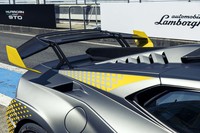 車体後半は大型リアウイングのほか、シャークフィンやエアスクープを装備。ドラッグの最適化や空力性能の向上、ダウンフォースの強化が図られている。