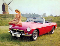 「MGB Mk2」。1974年には弟分の「MGミジェット」ともども北米の安全基準に対応すべく武骨な黒塗りの樹脂製バンパーが装着されるのだが、これはその直前の1973年発行のカタログより。