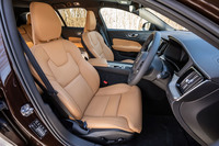 「T5 AWDプロ」では、8ウェイの電動調整機能を有す「パーフォレーテッド・ファインナッパレザー」シートを前席左右に標準装備。シートとトリム、カーペットカラーは5つの組み合わせが設定されている。