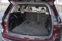 3列目シートの背もたれを倒すと床面と一体で収納できる。