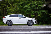 「iX2 xDrive30 Mスポーツ」は全長×全幅×全高=4555×1845×1565mm、ホイールベースは2690mm。ボディーカラーは今回の試乗車で選択された「アルピンホワイト」を含め無償色が7種類、有償色が4種類設定されている。